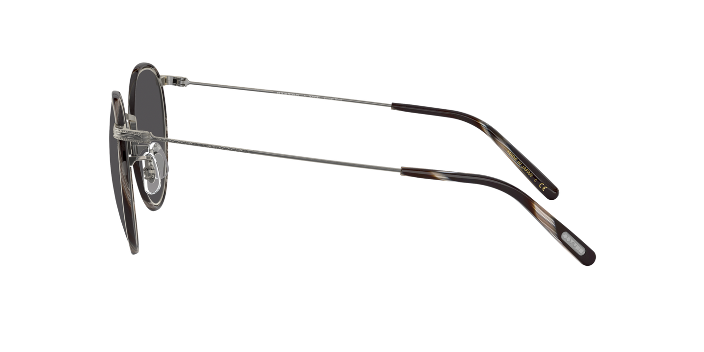 Oliver Peoples Casson avec une monture Étain-Corne noire et des verres Gris - Image Oliver Peoples Logo